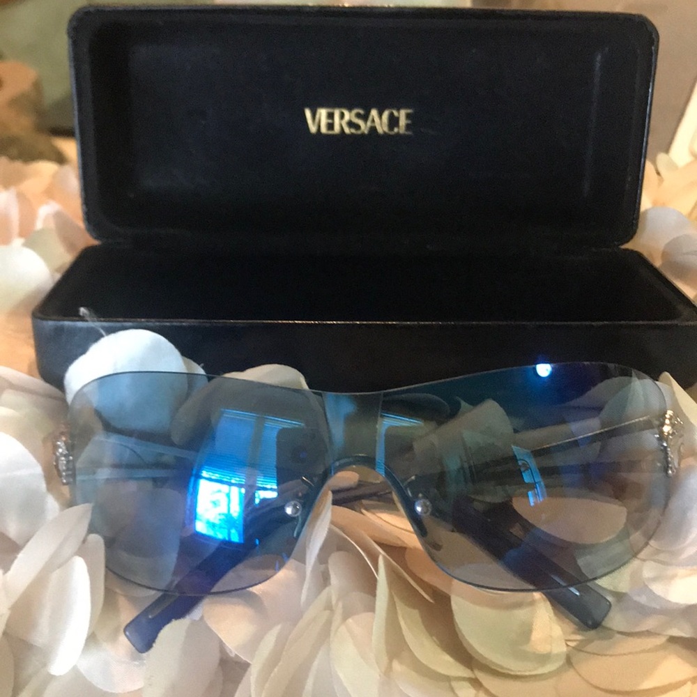 Gianni Versace Beautiful  Sunglasses 🕶  Blue glow